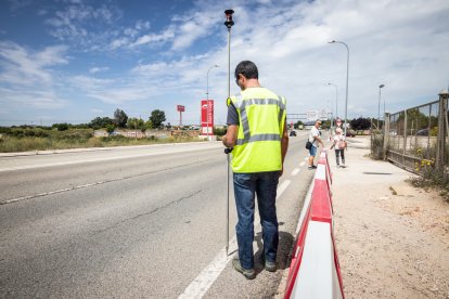 Los topógrafos comienzan a trabajar sobre las travesías.  GONZALO MONTESEGURO