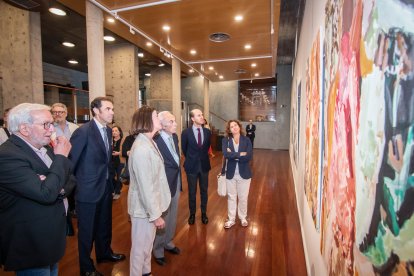 Inauguración de la exposición con la artista Silvia Olabarría (en la imagen junto a Carlos Zurita).