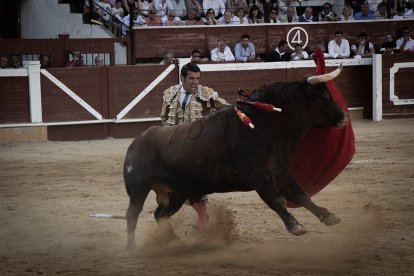 Emilio de Justo toreando en la plaza de toros de Soria el Domingo de Calderas.