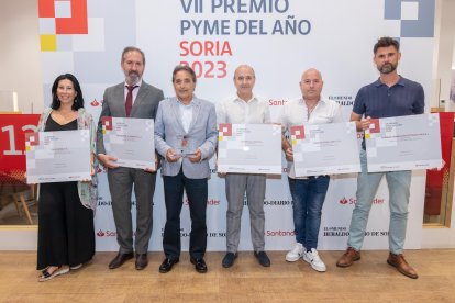 Foto de familia de los premiados.