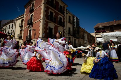 En la plaza Mayor se instaló una feria gastronómica, hubo concierto y bailes tradicionales.