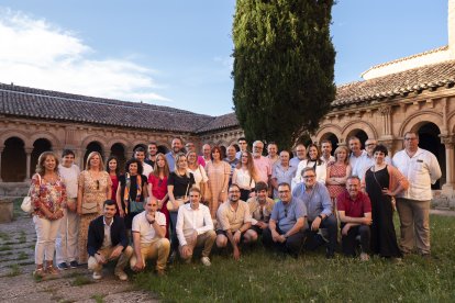 Los asistentes al encuentro de cofradías visitando la Concatedral de San Pedro.