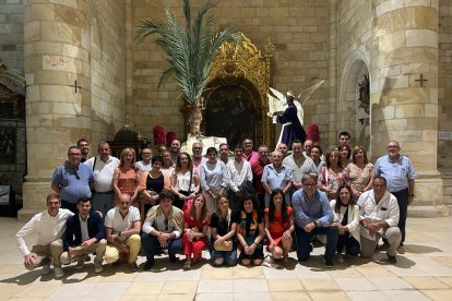 Asistentes al encuentro de cofradías de la Oración en el Huerto durante su visita a monumentos de Soria.