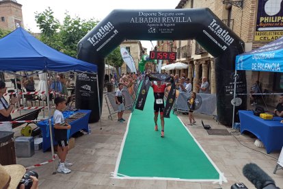 Jaime Izquierdo cruzando la línea de meta como ganador en Astudillo.