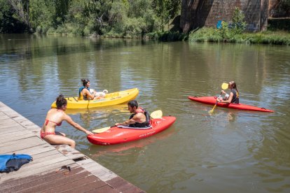Los sorianos combaten el calor con helados, en el río o en las fuentes de la ciudad.