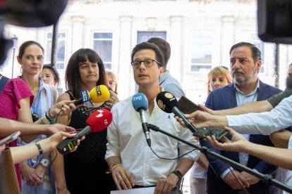 La candidatura del PP delante del edificio del Banco de España de Soria. GONZALO MONTESEGURO