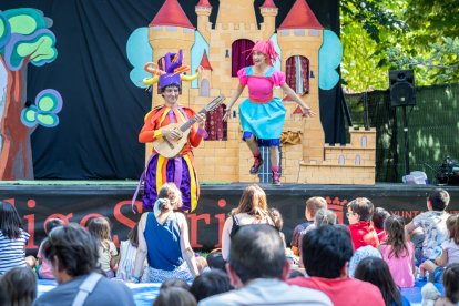 Actuación del teatro infantil ayer en la Dehesa.