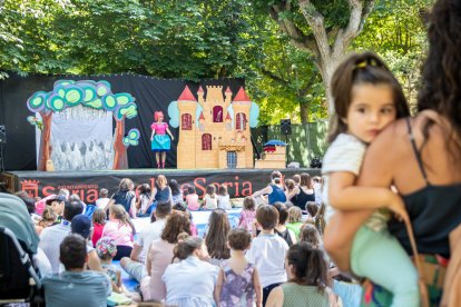 Primera sesión del teatro infantil de verano en la Dehesa.