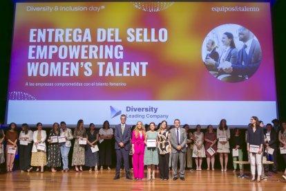 Foto de familia de la ceremonia tras la entrega del premio a Caja Rural de Soria.