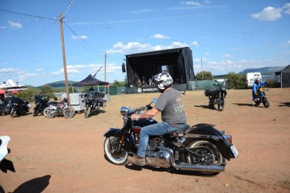 Primera jornada del festival Motorbeach en Vinuesa con la llegada de los participantes más madrugadores.