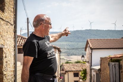 El alcalde de Fuentestrún, Isidoro García, muestra los aerogeneradores que tiene el pueblo.