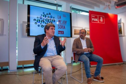 El ministro Escrivá junto al candidato al Congreso, Luis Rey, durante el acto con colectivos de pensionistas. HDS