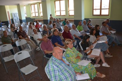 Asistentes a la asamblea que se celebró en Duruelo de la Sierra.