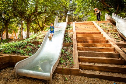 Un niño jugando en el parque de la Arboleda.