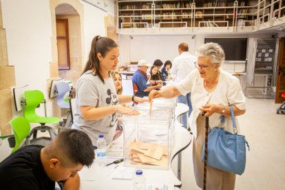 Señora votando esa mañana en un colegio de la capital soriana.