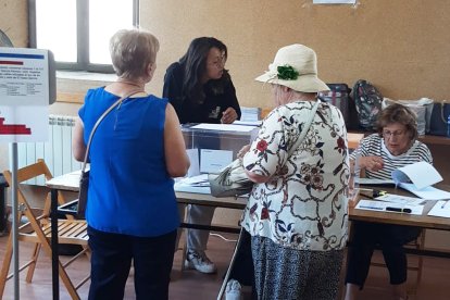 Señoras votando en un pueblo en la jornada electoral del 23J