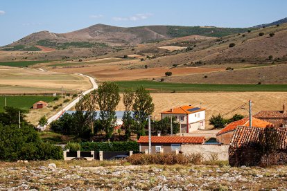 Vista de Aldealpozo, con el Camino de Tajahuerce al fondo. MARIO TEJEDOR