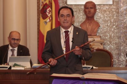 Benito Serrano con el bastón de mando.