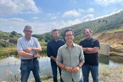 Tomás Cabezón, en un acto de campaña en las Generales junto a la presa paralizada de San Pedro Manrique.