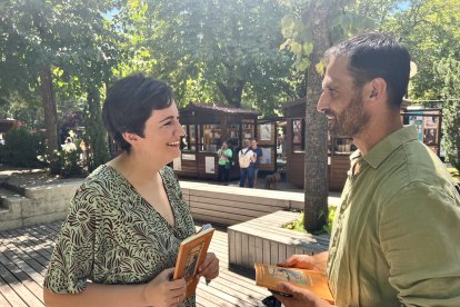 Presentación del poemario Humo de té, con la autora, Verónica Aranda, y el diputado Enrique Rubio.