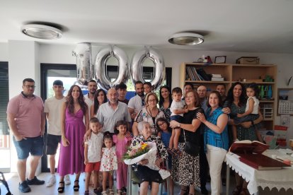 La centenaria posando con su familia en la celebración de su cumpleaños.