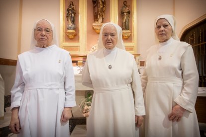 De izquierda a derecha, las hermanas María Jesús, María Pilar y Magdalena, este jueves en la iglesia.