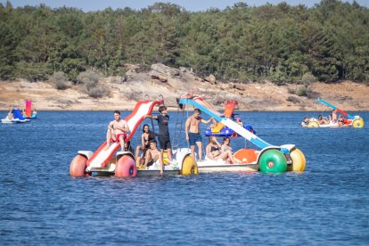 Jóvenes navegando por el embalse a la altura de la Playa Pita.