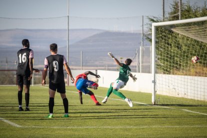 Momento en el que Moustapha anota el gol que le daba al Numancia la victoria ante el Palencia.