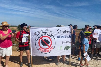 La plataforma contra la macrogranja de Fuentearmegil abraza el agua como símbolo de unión y vida.