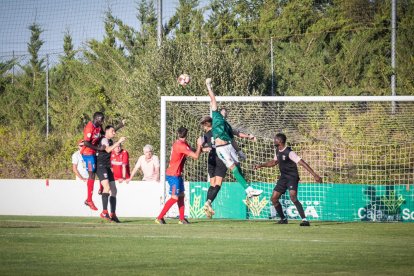 Moustapha y Alain Ribeiro en una acción del partido del sábado ante el Palencia.