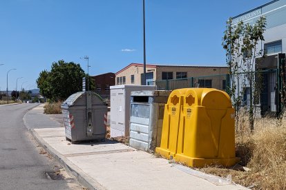 Contenedores en el polígono industrial de Las Casas.  MARIO TEJEDOR