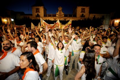 El pregón corrió a cargo de peñistas del Secreto, ante una plaza Mayor abarrotada.