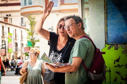 Turistas en las puertas de la oficina de turismo de Soria.