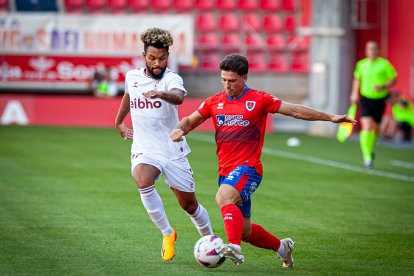 David Alfonso en una acción con el jugador del Eibar Konrad, que acabó lesionado.