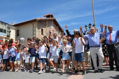 Navaleno baila a la Virgen con fervor y emoción