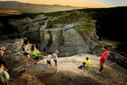 Los turistas disfrutan del nuevo paraje de Castroviejo