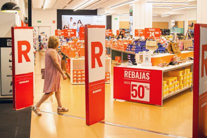 Rebajas en el centro comercial.