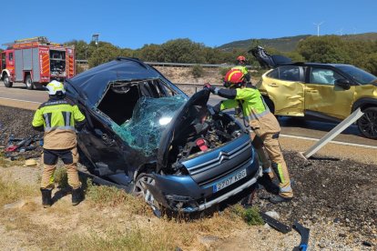 Imagen de un vehículo siniestrado en el accidente.