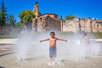 Un niño se refresca en el Rincón de Bécquer.