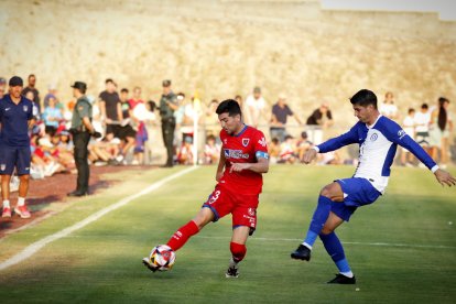 Bonilla trata de despejar un balón ante la presión de Morata. M. TEJEDOR