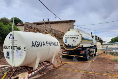 Camiones cisterna de la Diputación de Soria repartiendo agua.