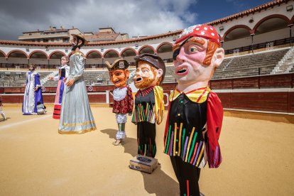 Presentación de los nuevos trajes de la comparsa de la capital.