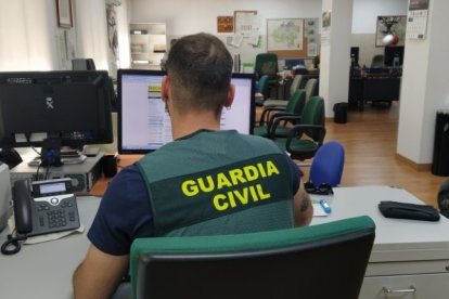 Guardia civil en la Comandancia de Soria.