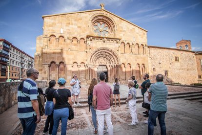 La ruta de iglesias, palacios e historias contó en la tarde de ayer con 11 participantes.