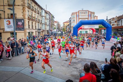 Más de 300 corredores recorrieron 10 km. de distancia