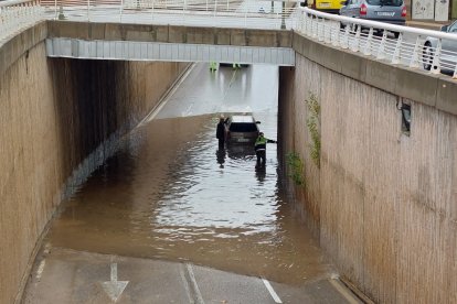 Los bomberos tuvieron que rescatar a un vehículo en el túnel de Mariano Granados.