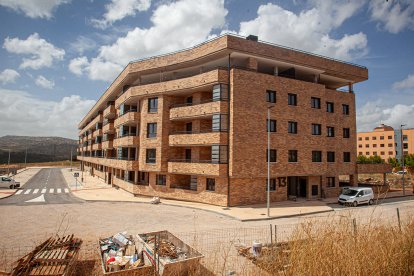 Edificio de Pajaritos II, con el nivel de más construido sin amparo de la licencia. MARIO TEJEDOR