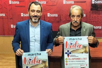 El presidente de los donantes, José Luis Molina (derecha), junto a Javier Muñoz en la presentación de la Marcha. J.A.C.