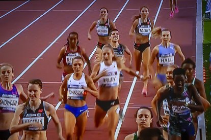 Marta Pérez en el momento de entrar en la línea de meta en la cita de Bruselas.