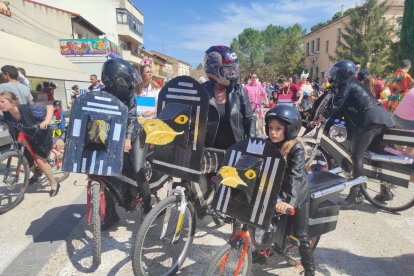 San Esteban disfruta de las bicicletas y los disfraces en sus fiestas con 'Todos sobre ruedas'.